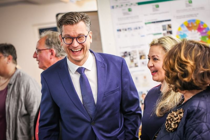 Lachende Gäste bei einem Empfang