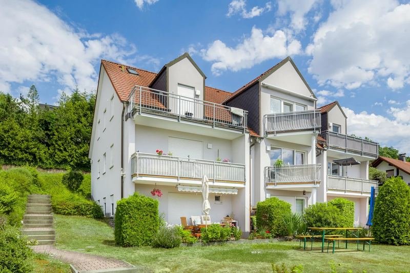 Mehrfamilienhaus mit Balkonen und Gartenanlage